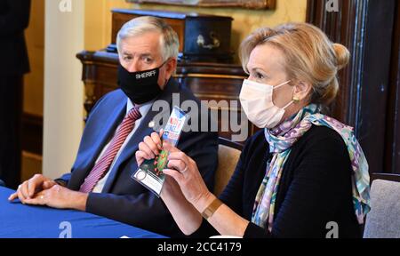 Jefferson City, Stati Uniti. 18 agosto 2020. Dr. Deborah Birx, coordinatore della risposta del coronavirus della Casa Bianca, si rivolge ad una tavola rotonda di discussione alla residenza del Governatore del Missouri, come il Governatore Mike Parson ascolta, durante la sua visita a Jefferson City, Missouri il 18 agosto 2020. Il governatore Mike Parson non si è impegnato a mascherare l'ordine per le contee ad alto rischio dopo l'incontro con Birx. Foto di Missouri Governor's Office/UPI Credit: UPI/Alamy Live News Foto Stock