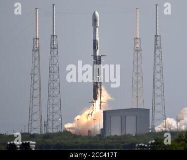 Cape Canaveral Air Force Station, Florida, USA. 18 agosto 2020. SpaceX lancia altri 58 satelliti Starlink sul suo Falcon 9 razzo alle 10:31 dal complesso 40 presso la Cape Canaveral Air Force Station, Florida, martedì 18 agosto 2020. Tre satelliti di imaging SkySat Earth sono inoltre a bordo per attaccare un'orbita da corsa a terra. Questo è il 13 lancio di SpaceX per il 2020, ma la prima volta che un booster specifico verrà riutilizzato per un sesto tentativo di lancio. Foto di Joe Marino/UPI Credit: UPI/Alamy Live News Foto Stock