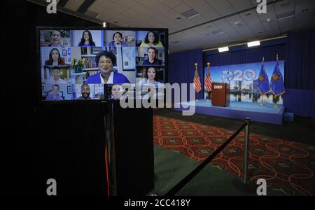 Milwaukee, Stati Uniti. 18 agosto 2020. Funzionari eletti democratici, tra cui l'ex leader della minoranza della Camera dei rappresentanti della Georgia Stacey Abrams, hanno fornito il discorso di apertura della Convenzione Nazionale Democratica del 2020 insieme tramite video feed durante la seconda notte della convenzione virtuale presso il suo sito di accoglienza a Milwaukee, Wisconsin, martedì 18 agosto 2020. Foto in piscina di Brian Snyder/UPI Credit: UPI/Alamy Live News Foto Stock