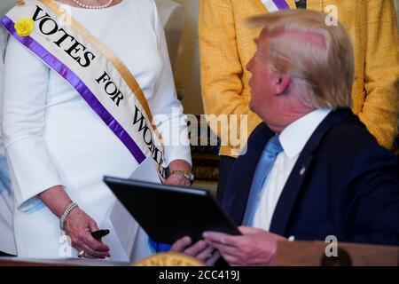 Washington, Stati Uniti. 18 agosto 2020. Il presidente Donald Trump partecipa a un evento in onore del centesimo anniversario della ratifica del diciannovesimo emendamento nella Sala Blu della Casa Bianca a Washington, DC, il 18 agosto 2020. Quest'anno ricorre il centesimo anniversario del diciannovesimo emendamento negli Stati Uniti, che garantiva alle donne americane il diritto di voto. Foto in piscina di Anna Moneymaker/UPI Credit: UPI/Alamy Live News Foto Stock