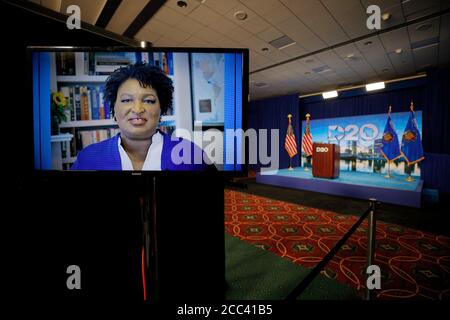 Milwaukee, Stati Uniti. 18 agosto 2020. L'ex leader della minoranza della Camera dei rappresentanti della Georgia Stacey Abrams contribuisce a un discorso di apertura del gruppo per la Convenzione Nazionale Democratica del 2020 insieme ad altri 16 leader democratici, ciascuno dei quali partecipa al video feed durante la seconda notte della convenzione virtuale, come visto nel suo sito di accoglienza a Milwaukee, Wisconsin martedì 18 agosto 2020. Foto in piscina di Brian Snyder/UPI Credit: UPI/Alamy Live News Foto Stock