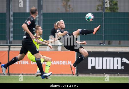 Louis Jordan BEYER r. (MG) artistica contro Niko BRETSCHNEIDER (DU), azione, duelli, partita di calcio, Borussia Monchengladbach (MG) - MSV Duisburg (DU) 4: 0, il 08/15/2020 a Borussia Monchengladbach / Germania. ¬ | utilizzo in tutto il mondo Foto Stock