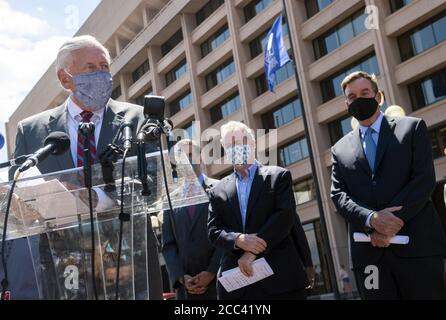 Il leader della maggioranza della casa Steny Hoyer, D-MD, parla insieme al Sen Van Hollen, D-MD e al senatore Mark Warner, D-va, in una conferenza stampa sul servizio postale degli Stati Uniti e i recenti tagli di finanziamento da parte del presidente Trump, al di fuori della sede del servizio postale di Washington, DC martedì 18 agosto 2020. Il presidente Donald Trump ha riconosciuto che sta tagliando i fondi al servizio postale americano per rendere più difficile per il servizio gestire i voti per posta per le prossime elezioni presidenziali. Foto di Kevin Dietsch/UPI Foto Stock