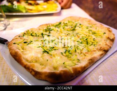 Pinsa romana, cucina tradizionale italiana a Roma, varietà di pizza da vicino Foto Stock