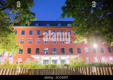 15 agosto 2020, Berlino: Una volpe corre su una recinzione di legno di fronte alla sede della società immobiliare Deutsche Wohnen se, quotata a Berlino. Foto: Christoph Soeder/dpa Foto Stock