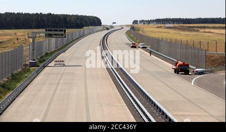 12 agosto 2020, Sassonia-Anhalt, Colbitz: Vista della futura autostrada 14 tra Colbitz e Dolle. I lavori di costruzione dell'estensione settentrionale dell'autostrada federale sono stati più rapidi di quanto previsto. La sezione lunga otto chilometri è prevista per l'apertura in autunno. Foto: Peter Gercke/dpa-Zentralbild/ZB Foto Stock