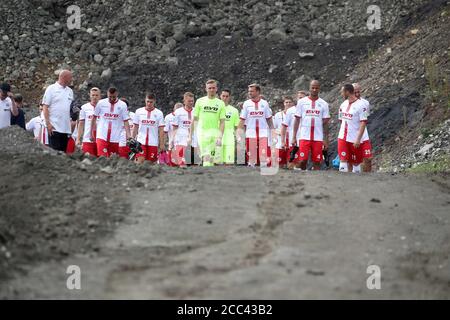 Primo: 08/17/2020, Calcio: Calcio: Regionalliga 2020/21 Official team shoot, RWO, Oberhausen nella sede della società dello sponsor Nottenkamper (discarica) a Hunxe, gli sciamocchi si sono presentati al fotografo in una nuova maglia di fronte a questo insolito scenario industriale. Arrivo del team sul magazzino | utilizzo in tutto il mondo Foto Stock