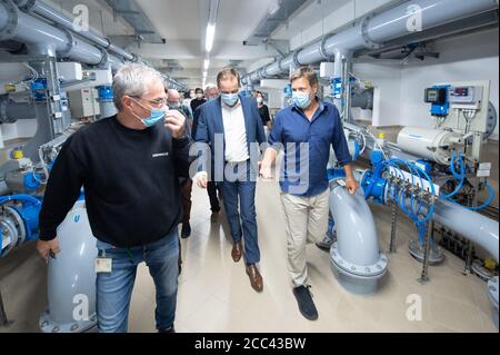 Dresda, Germania. 18 agosto 2020. Robert Habeck (r), presidente federale di Bündnis 90/Die Grünen, cammina attraverso il corridoio regolatore del filtro in un tour estivo delle opere d'acqua di Dresda-Coschütz vicino a Frank Brinkmann (M), presidente del consiglio di amministrazione delle imprese Enso e Drewag. Durante il suo viaggio, Habeck vuole scoprire come il paese possa diventare più resiliente e a prova di crisi come una lezione della crisi di Corona. Credit: Sebastian Kahnert/dpa-Zentralbild/dpa/Alamy Live News Foto Stock