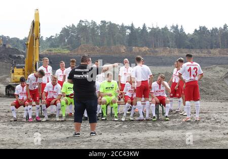 Primo: 08/17/2020, Calcio: Calcio: Regionalliga 2020/21 Official team shoot, RWO, Oberhausen nella sede della società dello sponsor Nottenkamper (discarica) a Hunxe, gli sciamocchi si sono presentati al fotografo in una nuova maglia di fronte a questo insolito scenario industriale. Il portavoce della stampa Thorsten Sterna ha organizzato il team photo | usage in tutto il mondo Foto Stock