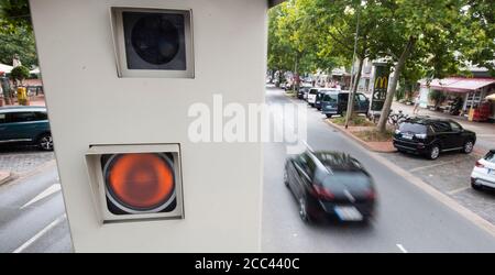 18 agosto 2020, bassa Sassonia, Hannover: Un dispositivo combinato per la misurazione della luce rossa e della velocità è situato a Hildesheimer Straße. Foto: Julian Stratenschulte/dpa Foto Stock