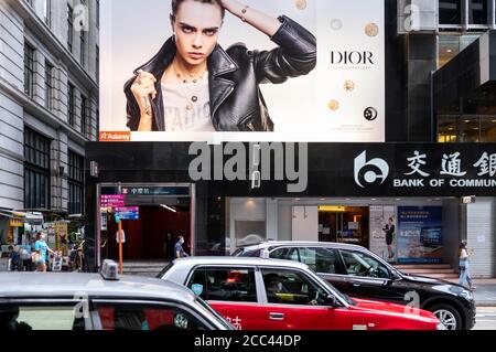 Hong Kong, Cina. 10 agosto 2020. Francese Christian lusso merci, abbigliamento e prodotti di bellezza Dior pubblicità cartellone visto a Hong Kong. Credit: Budrul Chukrut/SOPA Images/ZUMA Wire/Alamy Live News Foto Stock