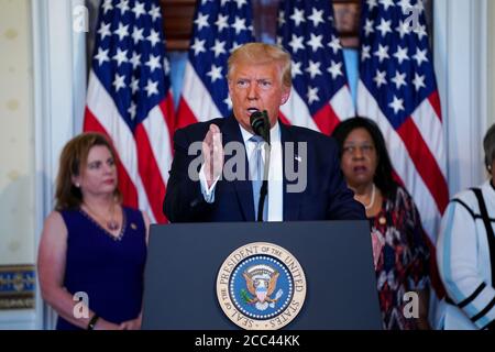 Washington, DC, Stati Uniti. 18 agosto 2020. Il Presidente DEGLI STATI UNITI Donald J. Trump ha espresso le sue osservazioni durante una cerimonia di firma in occasione del centesimo anniversario della ratifica del diciannovesimo emendamento alla Casa Bianca di Washington, DC, USA, il 18 agosto 2020. Quest'anno ricorre il centesimo anniversario del diciannovesimo emendamento negli Stati Uniti, che garantiva alle donne americane il diritto di voto. Credit: Anna Moneymaker/Pool via CNP | Usage worldwide Credit: dpa/Alamy Live News Foto Stock