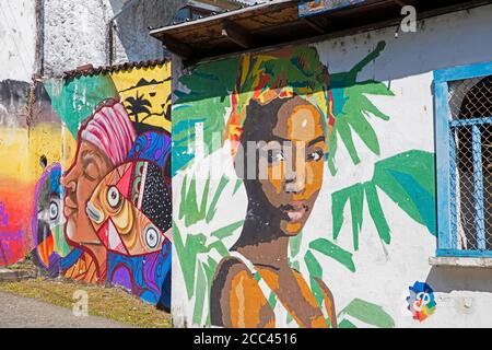 Colorati graffiti Garifuna / pitture murali, arte di strada che mostra Caribs neri nella città di Livingston, dipartimento di Izabal, Guatemala, America Centrale Foto Stock