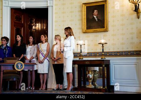 First Lady Melania Trump partecipa alla cerimonia di firma per celebrare il centesimo anniversario della ratifica del diciannovesimo emendamento alla Casa Bianca a Washington, DC, USA, il 18 agosto 2020. Quest'anno ricorre il centesimo anniversario del diciannovesimo emendamento negli Stati Uniti, che garantiva alle donne americane il diritto di voto. Credit: Anna Moneymaker/Pool via CNP /MediaPunch Foto Stock