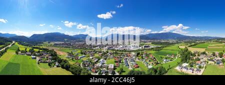 Villach in Carinzia. Vista panoramica aerea sulla piccola e famosa città nel sud dell'Austria durante l'estate. Foto Stock