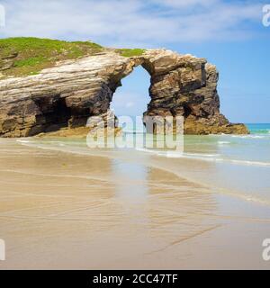 Vista dell'isola di Xangal che mostra il suo grande arco quando la marea è bassa. Spiaggia delle cattedrali, Galizia Foto Stock