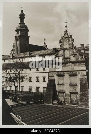 Lviv, la chiesa Bernardina vista dal lato est. 1938 la chiesa e il monastero Bernardino di Lviv si trovano nella città vecchia, a sud del marchio Foto Stock