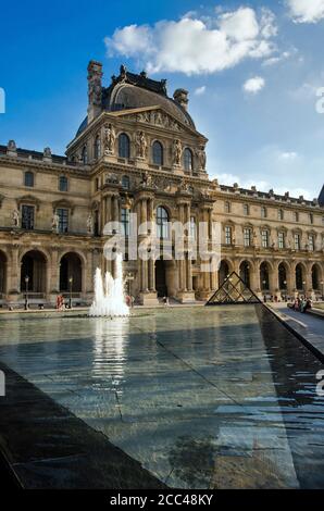 Louvre. Pavillon Denon. Il Museo del Louvre (in francese: Musée du Louvre) è uno dei più grandi e famosi musei d'arte del mondo. Il Museo è loc Foto Stock