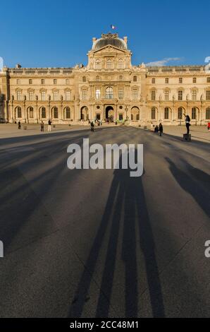 Louvre. Pavillon Sully. Il Museo del Louvre (in francese: Musée du Louvre) è uno dei più grandi e famosi musei d'arte del mondo. Il Museo è loc Foto Stock