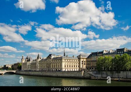 La Conciergerie è un edificio a Parigi, in Francia, situato a ovest dell'Île de la Cité, ex prigione ma attualmente utilizzato principalmente per i tribunali Foto Stock