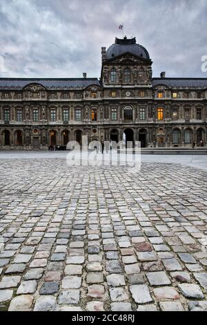 Louvre. La Cour Carrée del 'Vecchio Louvre'. Il Museo del Louvre (in francese: Musée du Louvre) è uno dei più grandi e popolari musei d'arte del WO Foto Stock