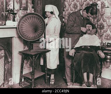 Tecnologie al servizio dei dentisti. La musica forte dovrebbe distrarre dal dolore durante il trattamento. 1920 Foto Stock