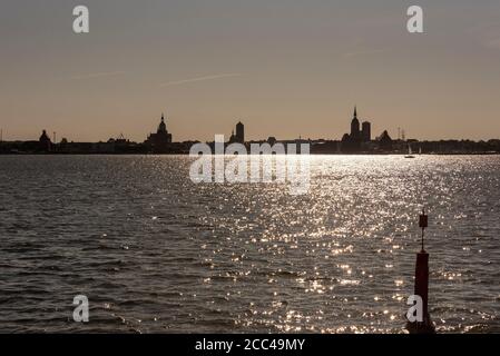 Stralsund, Germania. 13 Agosto 2020. All'orizzonte, la sagoma della città anseatica di Stralsund appare contro la luce. Credit: Stefano Nosini/dpa-Zentralbild/ZB/dpa/Alamy Live News Foto Stock