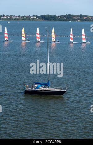 Stralsund, Germania. 13 Agosto 2020. Le barche a vela navigano di fila sullo Strelasund, un'insenatura del Mar Baltico tra l'isola di Rügen e Stralsund. Credit: Stefano Nosini/dpa-Zentralbild/ZB/dpa/Alamy Live News Foto Stock