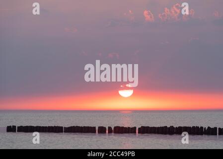 14 agosto 2020, Meclemburgo-Pomerania occidentale, Dranske: Tramonto sul Mar Baltico vicino a Dranske. Foto: Stephan Schulz/dpa-Zentralbild/ZB Foto Stock