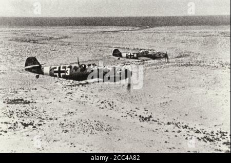 I combattenti di Messerschmitt BF.109E Luftwaffe da 1.JG27 (W3 +) Sqoadron in volo sul Nord Africa. El Ghazala, Libia. Febbraio 1942 Foto Stock