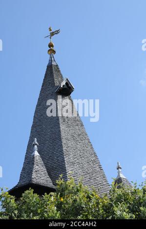 Tutti i Santi con la Chiesa di San Pietro, Maldon, Essex, risalgono al XIII secolo. E' insolito avere l'unica torre triangolare in Inghilterra. Foto Stock