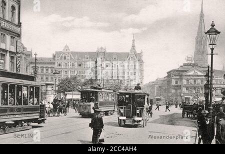 Cartolina retrò della Berlino Imperiale. Alexanderplatz. Germania Imperiale, primi del 1900. La statua di Berolina fu spostata e sostituita di fronte all'Alexan Foto Stock