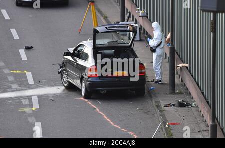 Berlino, Germania. 19 agosto 2020. Gli investigatori stanno lavorando sull'autostrada A100 della città di Berlino vicino all'uscita Alboinstrasse. La sicurezza dello Stato sta indagando su un uomo che ha causato la chiusura dell'autostrada cittadina per ore e che ha portato con sé un presunto box di munizioni. Secondo i risultati iniziali, il conducente aveva precedentemente causato diversi incidenti e poi annunciato che la scatola conteneva un 'oggetto pericoloso', ha detto una portavoce della polizia durante la notte. Credit: Paul Zinken/dpa-Zentralbild/dpa/Alamy Live News Foto Stock