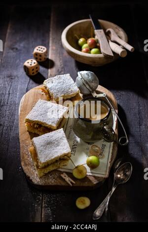 Torta di mele fatta in casa. Dessert dolce. Caffè fresco. Cibo sano e drink. Stile country. Foto Stock