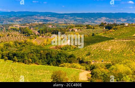 Magnifica vista panoramica sulle splendide valli di San Gimignano, una tipica campagna agricola con vigneti e frutteti di ulivi... Foto Stock
