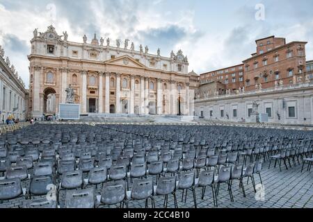 Sedie di fronte alla Basilica di San Pietro, Città del Vaticano, Roma, Italia. Vista della Basilica Papale di San Pietro in Vaticano Foto Stock