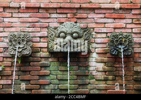 Primo piano della fontana ornamentale a Pancur Larangan, Fort Canning Park, Singapore. Foto Stock