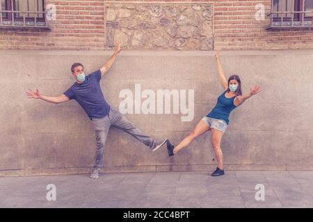 Il nuovo stile normale e di saluto. L'uomo e la donna scuotono i gomiti o i piedi mantenendo la distanza sociale per evitare che Coronavirus si diffonda. COVID-19 focolaio e d Foto Stock