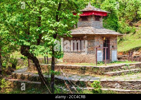 Tempio indù vicino Panchase villaggio nella valle Pokhara in Nepal Foto Stock