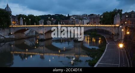 Vista sul Tevere e sul Ponte Vittorio Emanuele II di notte, Roma, Italia. Foto Stock