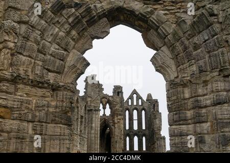 Rovine dell'abbazia di Whitby, monastero cristiano del VII secolo. Whitby, North Yorkshire. Regno Unito Foto Stock