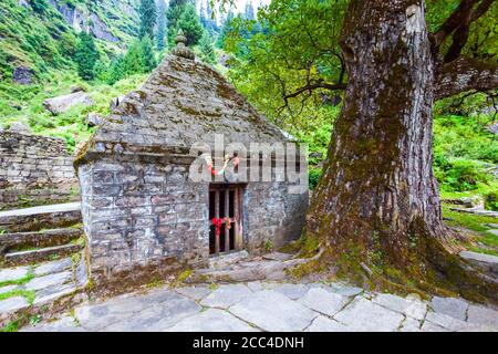 Tempio Shiva vicino alla cascata Yogini vicino a Vashisht e al villaggio Manali A Himachal Pradesh, nel nord dell'India Foto Stock