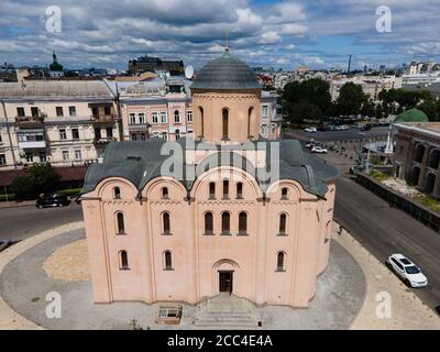 Chiesa delle decime di giorno. Antenna. Kiev. Ucraina Foto Stock