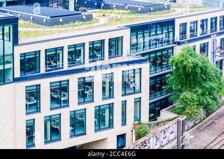 Edimburgo, Scozia, 5 agosto 2020, governo britannico dai colori vivaci e moderni Edificio a Edimburgo, Scozia Foto Stock