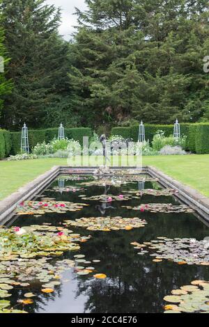 Giardino ornamentale statua e laghetto in giardino a Waterperry giardini, Oxfordshire, Inghilterra Foto Stock