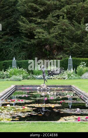 Giardino ornamentale statua e laghetto in giardino a Waterperry giardini, Oxfordshire, Inghilterra Foto Stock