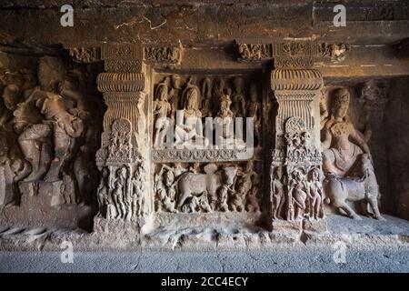 Sculture di rilievo a Kailasa o al Tempio di Kailash alle grotte di Ellora a Maharashtra, India Foto Stock