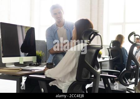 Colleghi in ufficio moderno. I project manager lavorano una nuova idea. Giovane equipaggio di lavoro che lavora con studio startup Foto Stock