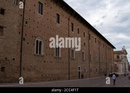 15/09/13, Urbino, Italia - lato di palazzo ducale. Concetto di turismo Foto Stock