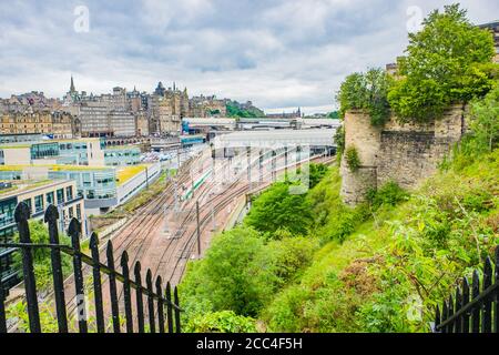 Edimburgo Scozia 5 agosto 2020 il lato ovest di Waverley Stazione di Edimburgo che mostra tutti i binari e i punti ferroviari Foto Stock